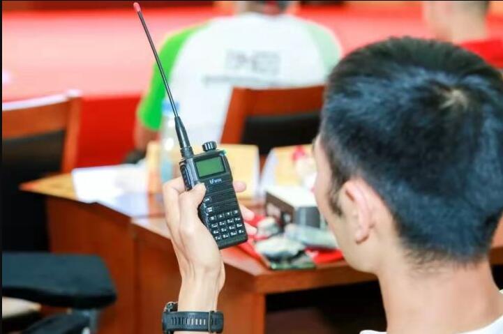 帶收音機坐飛機，能夠全程監(jiān)聽到機組人員與地面的通話嗎？